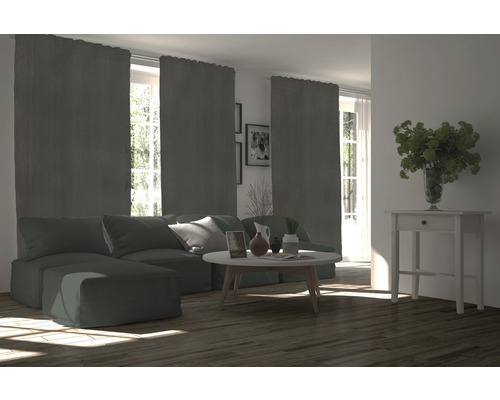 Wohnzimmer mit Sofa, Vorhängen, Tisch und Dekoration