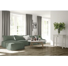 Wohnzimmer mit Sofa, Vorhängen und Tisch