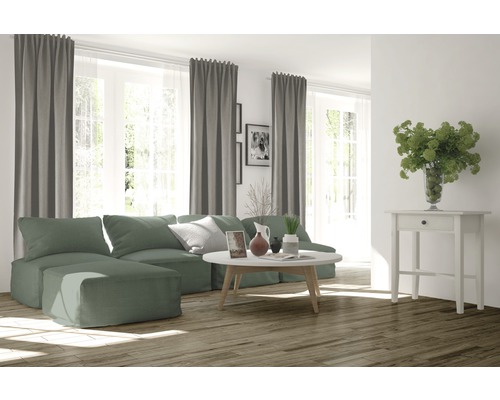 Wohnzimmer mit Sofa, Vorhängen und Tisch