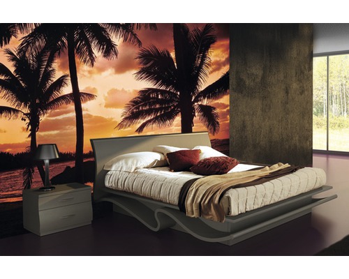 Schlafzimmer mit Doppelbett, Nachttisch und Fototapete mit Palmenmotiv