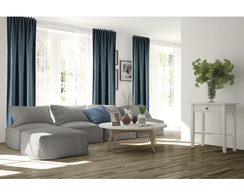 Wohnzimmer mit Sofa, Couchtisch, Vorhängen und Holzboden