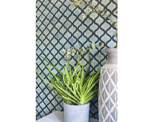 Dekorative Wand mit floralen Elementen und Pflanze im Topf
