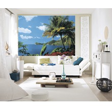 Helles Wohnzimmer mit Landschaftstapete, Sofa, Tisch und Dekoration
