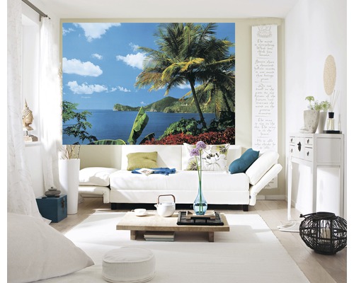 Helles Wohnzimmer mit Landschaftstapete, Sofa, Tisch und Dekoration