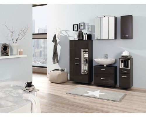 Modernes Badezimmer mit Waschbecken, Spiegelschrank, Unterschrank und Hochschrank