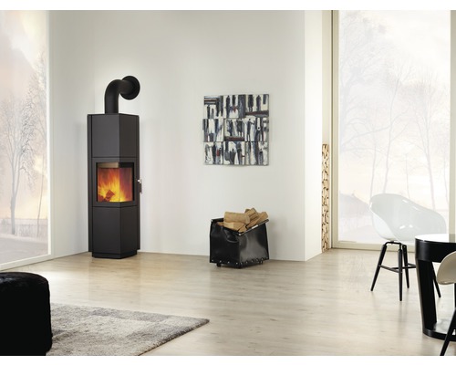 Wohnzimmer mit Kaminofen, Brennholzkorb und Holzlagerung