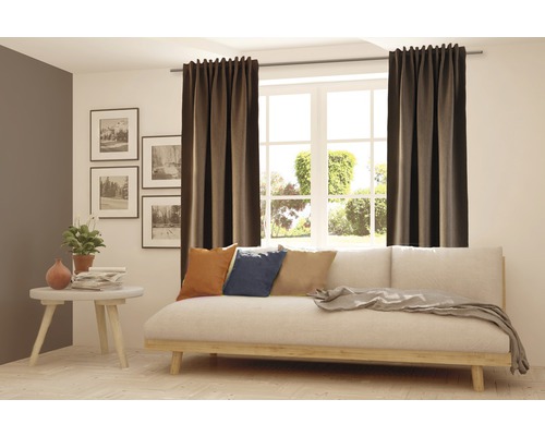 Helles Wohnzimmer mit Sofa, Vorhängen und Beistelltisch