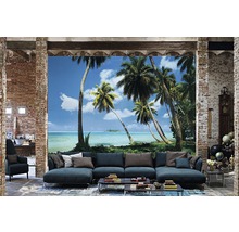 Wohnzimmer mit Fototapete mit Palmenmotiv, Sofa und Ziegelwand