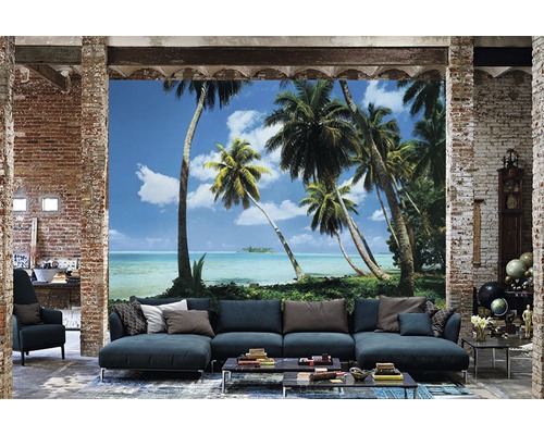 Wohnzimmer mit Fototapete mit Palmenmotiv, Sofa und Ziegelwand