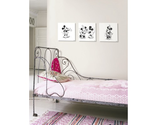 Kinderzimmer mit Eisenbett und Wanddekoration mit Mickey-Mouse-Motiven