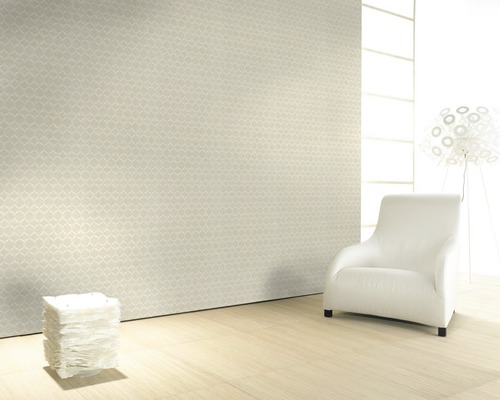 Helles Interieur mit gemusterter Tapete, Sessel und dekorativer Beleuchtung