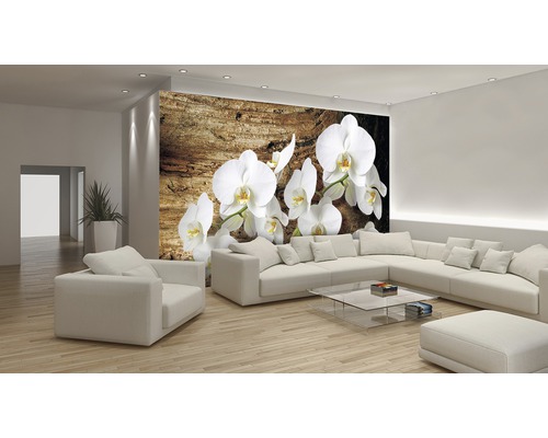 Wohnzimmer mit Fototapete mit Orchideenblüten auf Holzhintergrund, Sofa und Sessel