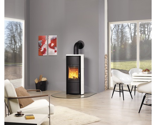 Wohnzimmer mit Kaminofen auf Glasbodenplatte, Sesseln und Esstisch