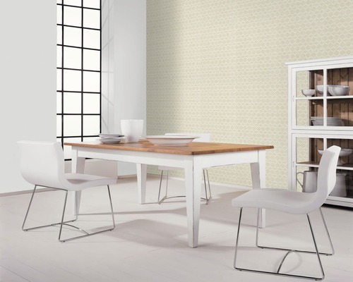 Heller Essbereich mit Esstisch, Stühlen und Geschirrschrank