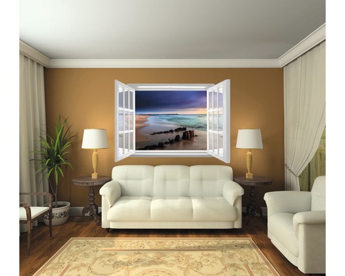 Wohnzimmer mit Sofa, Sessel, Zimmerpflanze, Teppich und Fenster-Wandbild mit Strandmotiv