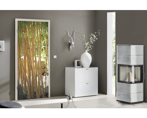 Wohnraum mit Türposter Bambusmotiv, Kommode, Dekoration und Kaminofen