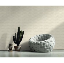 Wohnzimmer mit gemusterter Tapete, Sessel und Dekoration
