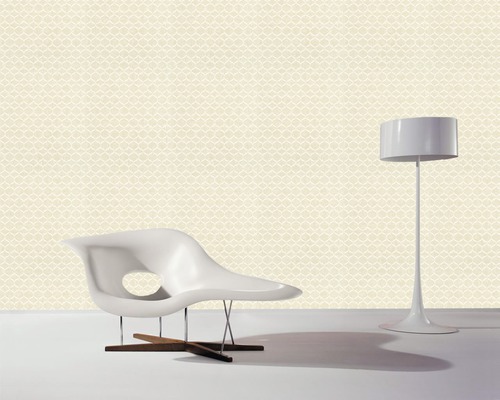 Raumansicht mit strukturierten Tapeten, einem weißen Sessel und einer Stehlampe