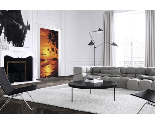 Wohnzimmer mit Türposter, das einen Strand bei Sonnenuntergang zeigt