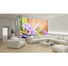 Wohnzimmer mit Fototapete mit Orchideen, Bambus und Steinen