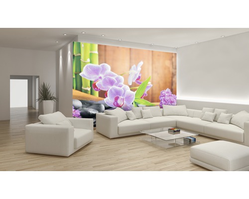 Wohnzimmer mit Fototapete mit Orchideen, Bambus und Steinen