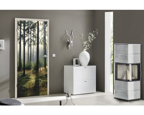 Dekorative Tür mit Waldmotiv in einem modernen Wohnzimmer