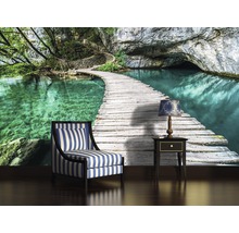 Szene mit Sessel, Tisch und Fototapete mit Naturmotiv