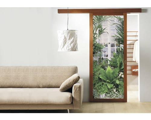 Wohnzimmer mit Sofa, Lampe und Schiebetür mit Pflanzenmotiv