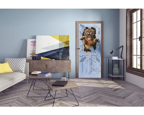 Wohnzimmer mit Sofa, Tisch und Tür mit Tiger Motiv
