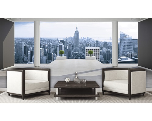 Wohnzimmer mit zwei Sesseln und Blick auf New York Tapete