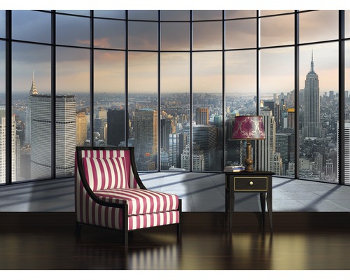 Wohnzimmer mit Sessel, Tisch und Blick auf die Stadt