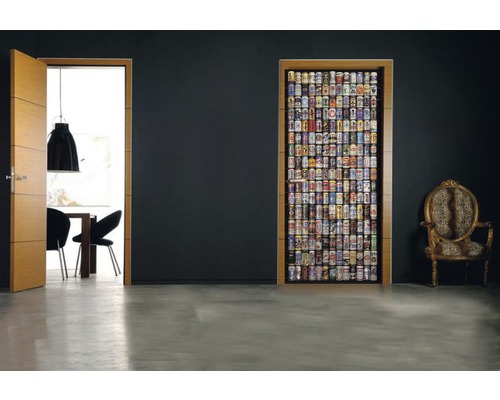 Zwei Türen in einem Raum, eine offene Holztür und eine geschlossene Tür mit Bierdosen-Motiv