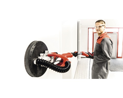 Mann schleift Wand mit einem Langhalsschleifer