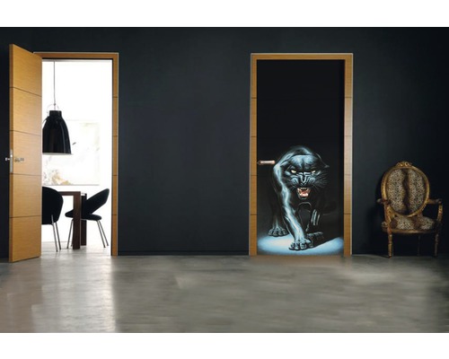 Zwei Zimmertüren in einem Raum, eine mit einer Panthergrafik.