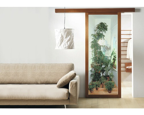 Wohnzimmer mit Sofa, Lampe und Schiebetür mit Pflanzenmotiv