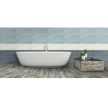 Badezimmer mit Badewanne, Tisch und Wandfliesen