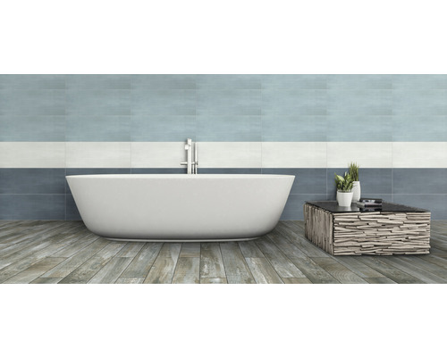 Badezimmer mit Badewanne, Tisch und Wandfliesen