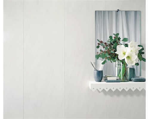 Kunststoffpaneel Element Marmor grau 2600 x 375 x 8 mm Badezimmer mit Wandpaneelen, Spiegel und Dekorationen auf einem Regal