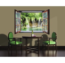 Wohnzimmer mit Blick auf einen Wasserfall durch ein geöffnetes Fenster, Tisch und zwei Stühle