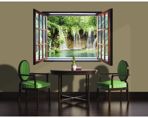 Wohnzimmer mit Blick auf einen Wasserfall durch ein geöffnetes Fenster, Tisch und zwei Stühle