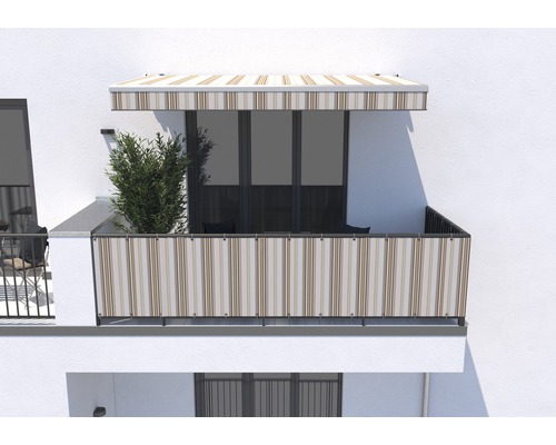 Balkon mit gestreifter Markise und Sichtschutz