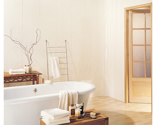 Kunststoffpaneel Element Marmor beige 2600 x 375 x 8 mm Helles Badezimmer mit freistehender Badewanne, Holzregal und Handtuchhalter