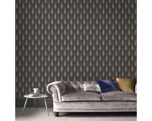 Wohnzimmer mit Wandtapete im Art-Déco-Stil, Sofa und Beistelltisch