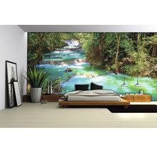 Raum mit Fototapete mit Wasserfallmotiv hinter einem Bett