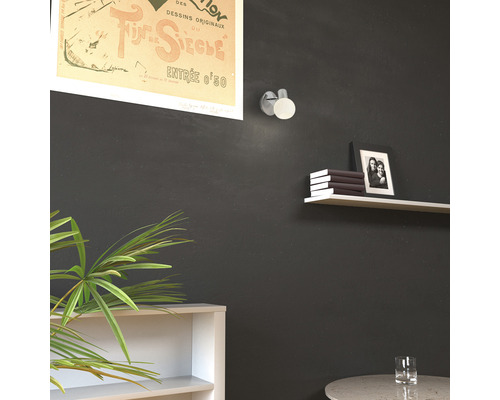 Wohnraum mit Wandleuchte, Regal und Dekoration