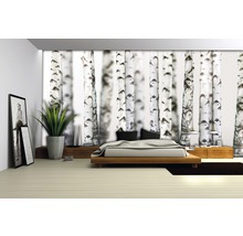Schlafzimmer mit Birkenwaldtapete, Bett und Dekorationen für eine ruhige Atmosphäre.