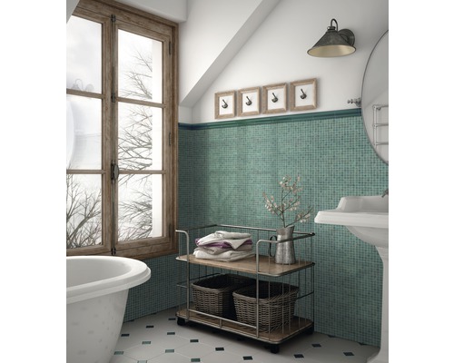 Helles Badezimmer mit Badewanne, Fenster und Ablagewagen