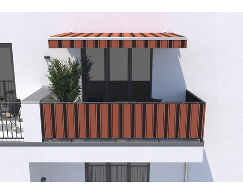 Balkon mit Sichtschutz und Markise an Fassade