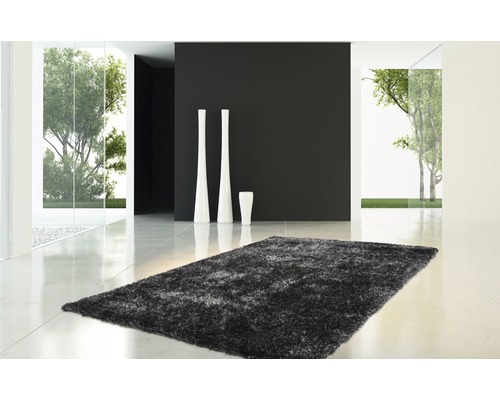 Moderner Raum mit grauem Teppich und dekorativen Vasen