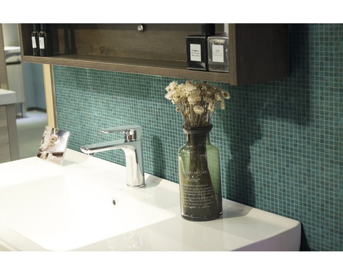 Badezimmer Waschbecken mit Armatur, Dekoration und Aufbewahrungsmöbel
